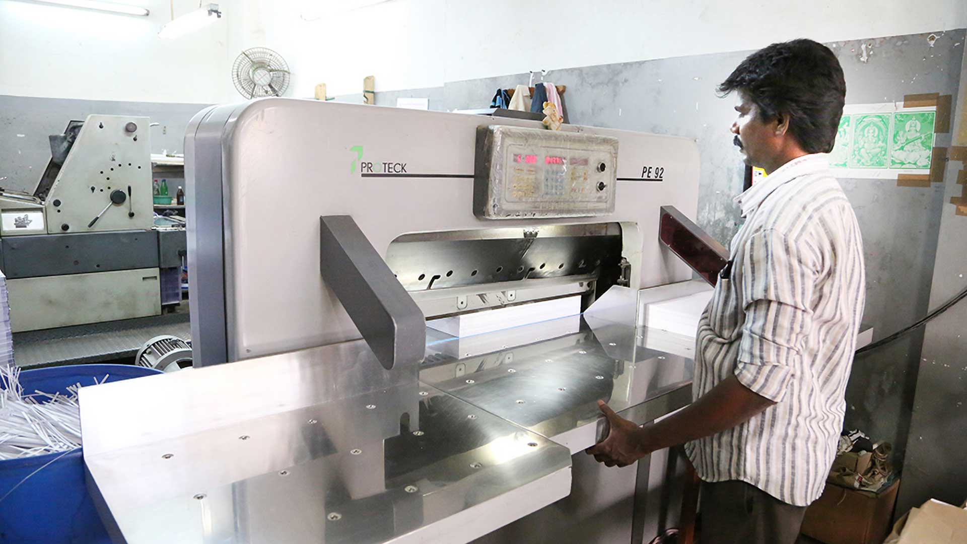 Paper cutting machine
